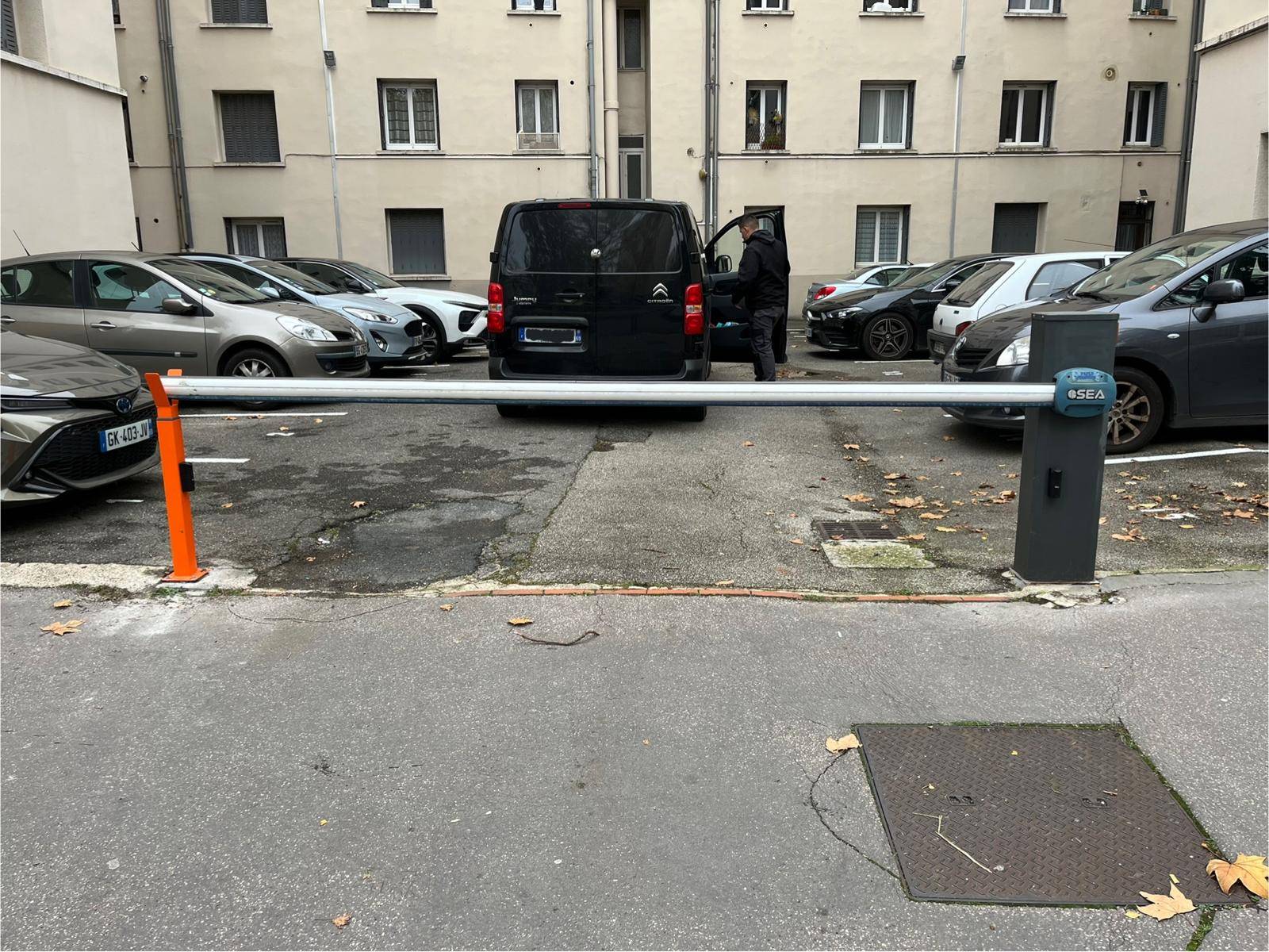 Pose et automatisation de barrières levantes et bornes escamotables pour parkings et entreprises à Lyon