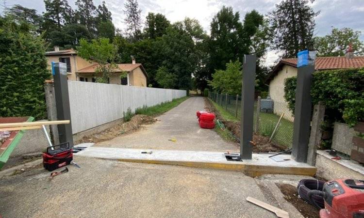 Installation d'un portail deux vantaux avec motorisation à Reyrieux
