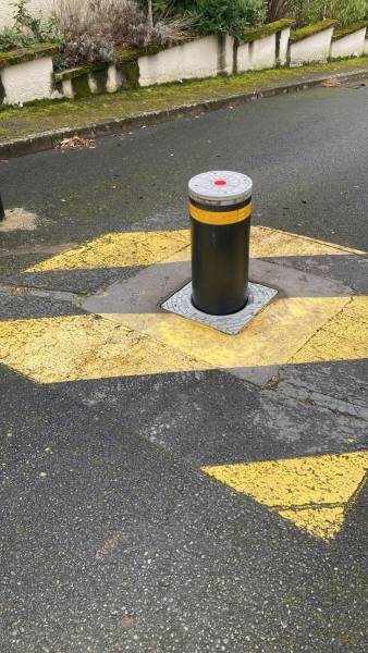 Entretien et contrôle hydraulique des bornes escamotables avec motorisation intégrée à Lyon et alentours