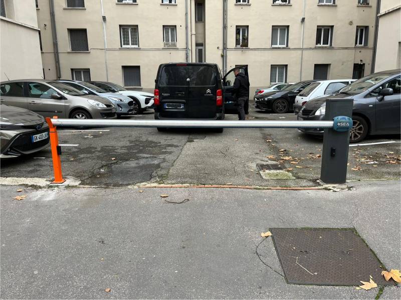 Pose et automatisation de barrières levantes et bornes escamotables pour parkings et entreprises à Lyon