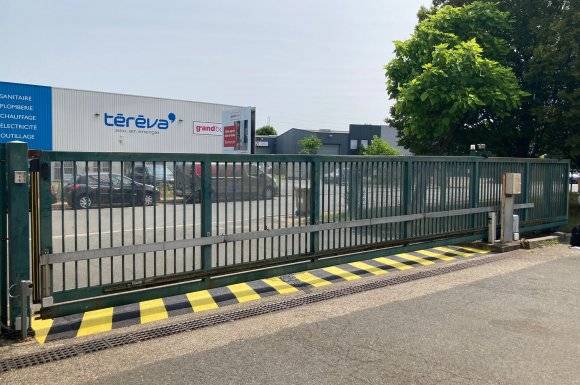 Remise en conformité du portail coulissant à usage industriel aux alentours de Lyon, en Rhône Alpes